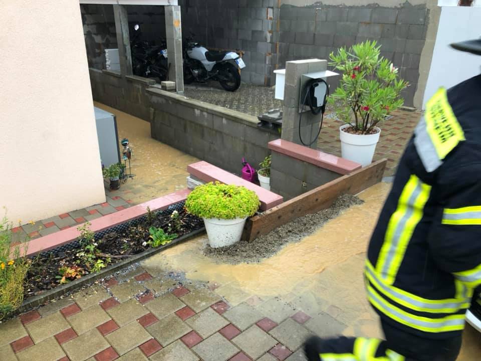 Feuerwehr Kippenheim sperrt Wasserzulauf