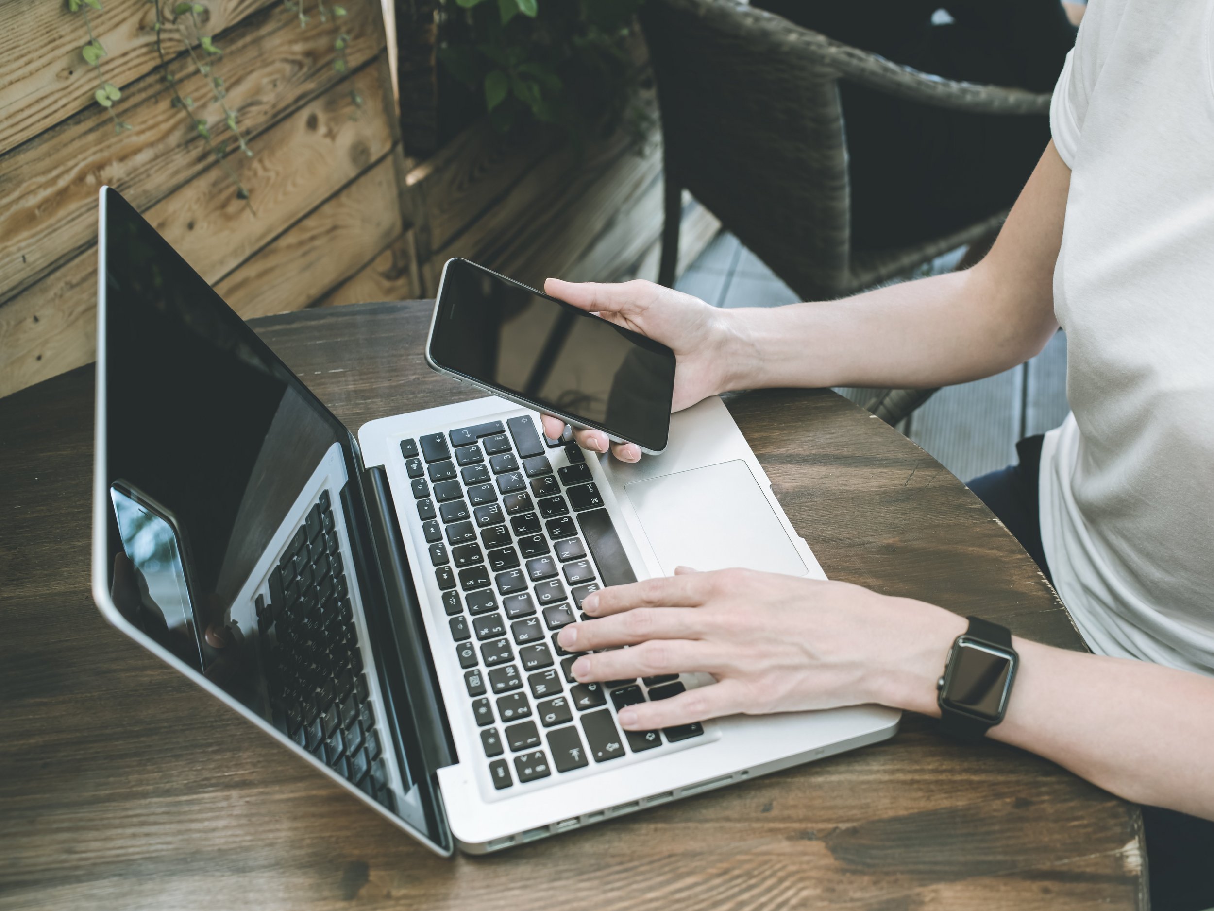 Laptop und Smartphone